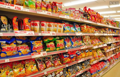 超市員工清理過期食品，守護市民“舌尖上的安全”