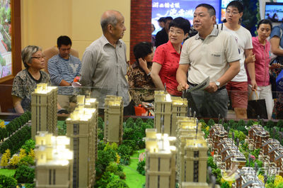 假日樓市房展會(huì)開(kāi)幕 樓市新政提升看房購(gòu)房熱情_(kāi)新華網(wǎng)上海頻道_圖片